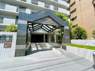 マンションの顔であるエントランス。綺麗にお掃除が行き届いており、管理体制の良さがうかがえます。オートロックを備え、防犯面でも安心の佇まいです。 エントランス
