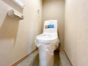 温水洗浄便座付きトイレに新品交換済。毎日使う場所だからこそ、お手入れのしやすさと清潔感を重視しました。家族みんながホッとリラックスできる空間です。 トイレ